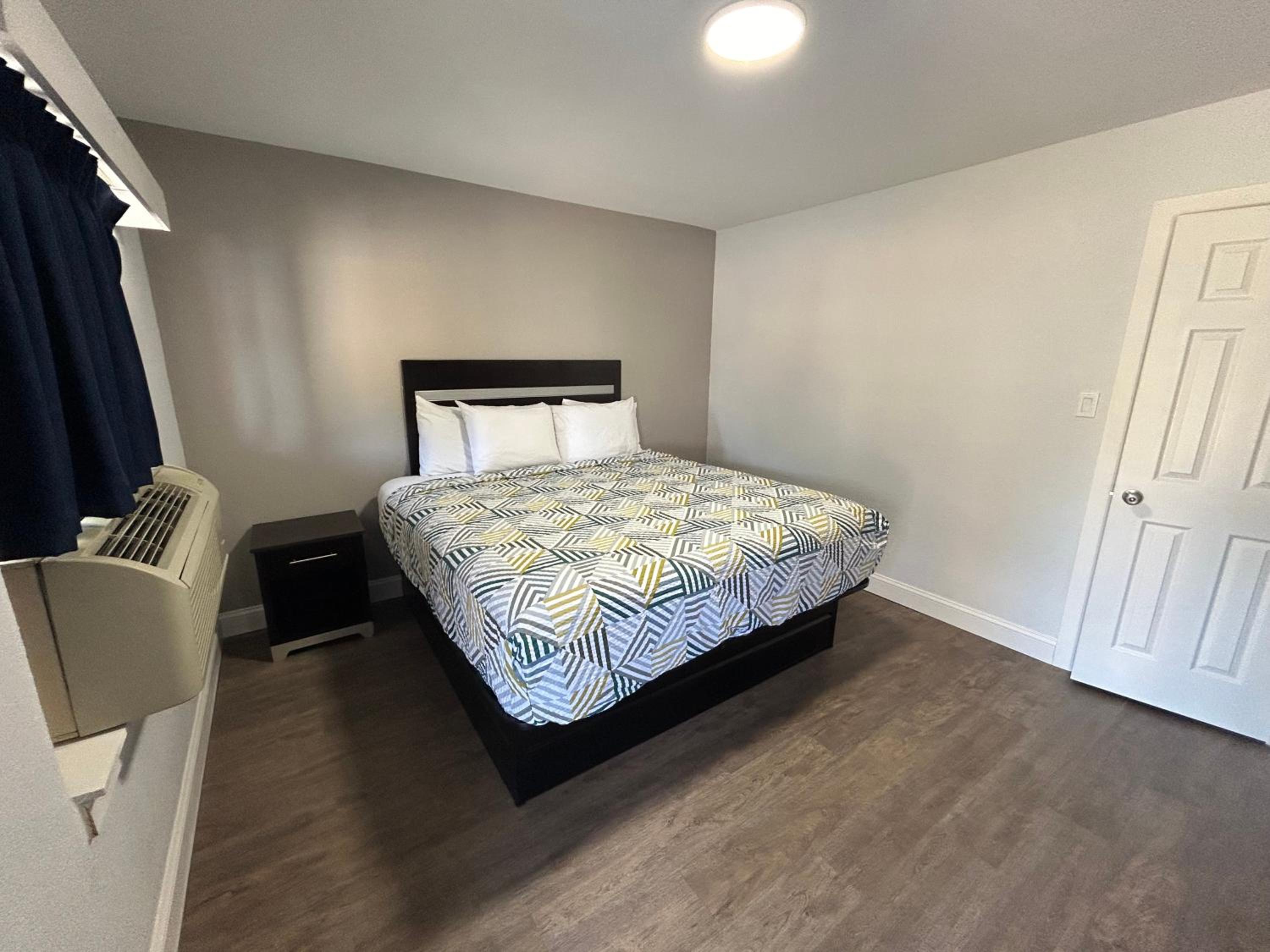 1 King Bed - Non-Smoking, Micfridge