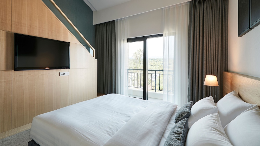 Duplex, 2 Double Beds, Pool Access، The Suites Hotel Jeju 2/5