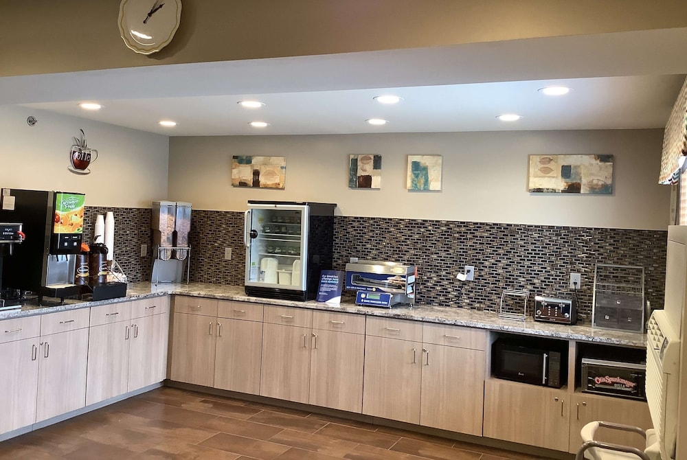 Super 8 By Wyndham Lincoln West 3/31