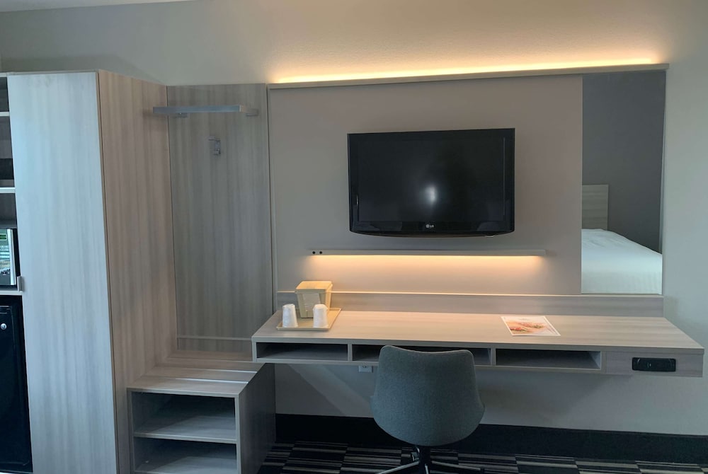 Microtel Inn & Suites by Wyndham Charlotte Airport 24/28