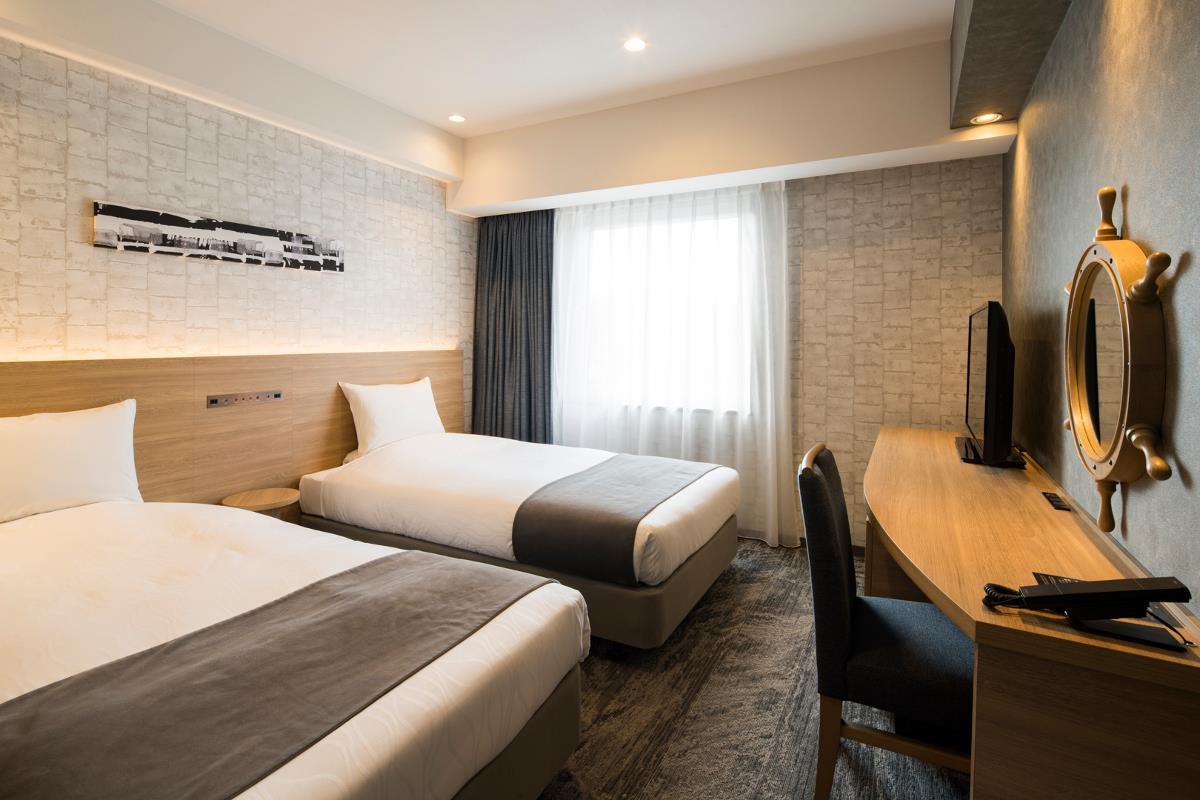 Room, Single, 2 Double Beds