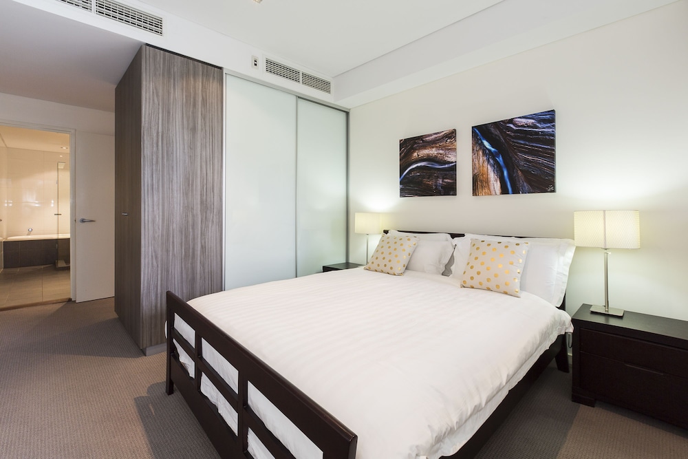 Gallery Suites 8/48