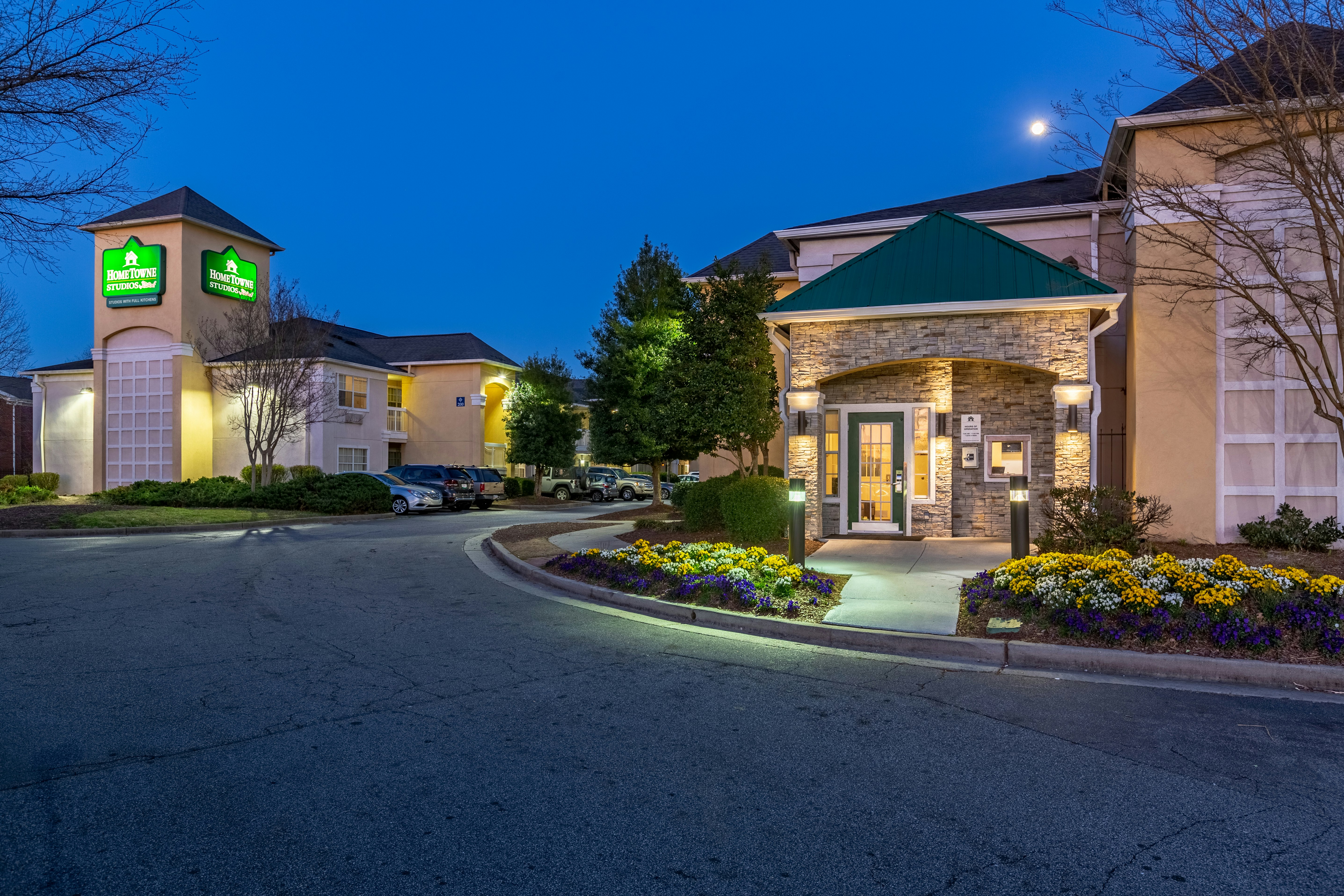 HomeTowne Studios by Red Roof Atlanta NE - Peachtree Corners 49/50