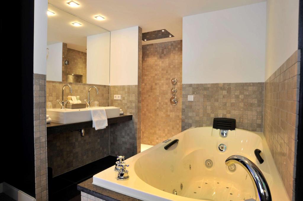 Theme, Superior, Suite, King Bed, Sofa, Living Area، Golden Tulip West Ende 5/6