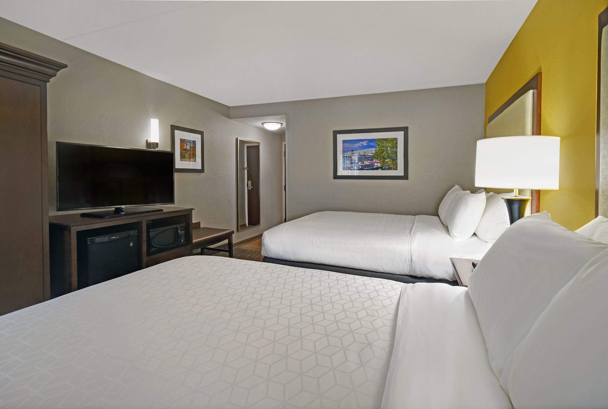 غرفة قياسية بسريرين كوين لذوي الإعاقة، Holiday Inn Express and Suites Cincinnati Riverfront, an IHG Hotel 2/8