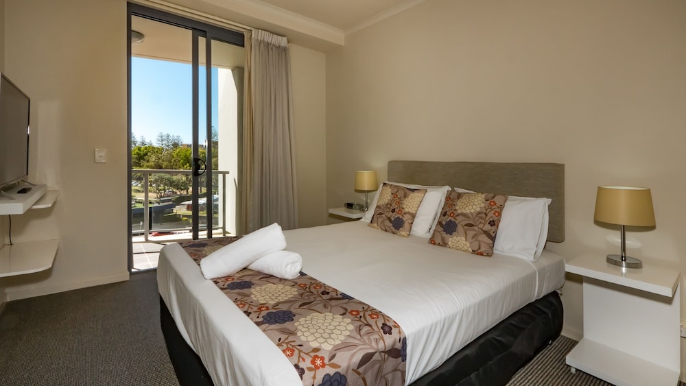 Swell Resort Burleigh Beach 37/50