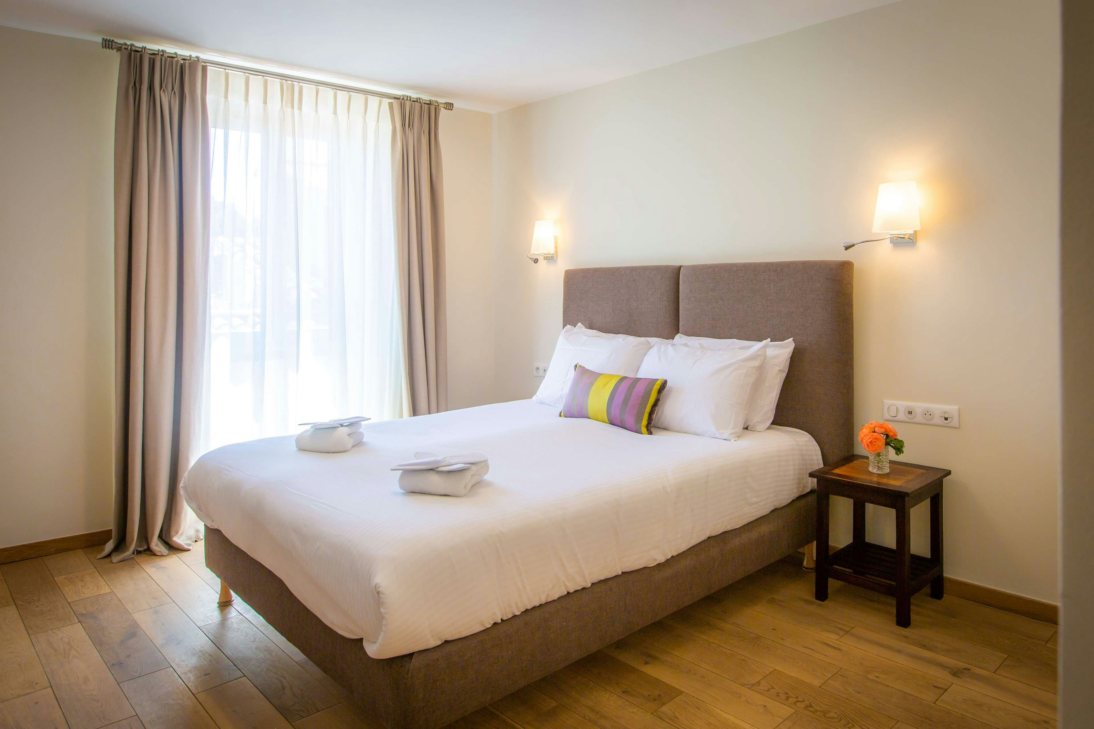 HOTEL LES ARMOIRIES 20/66