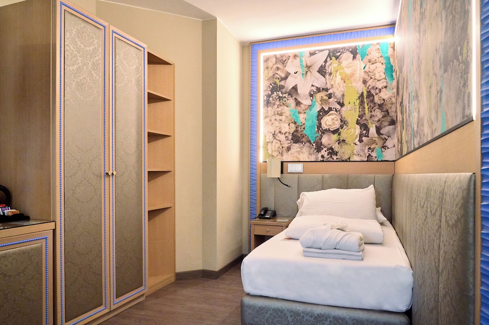 ROOM, SINGLE