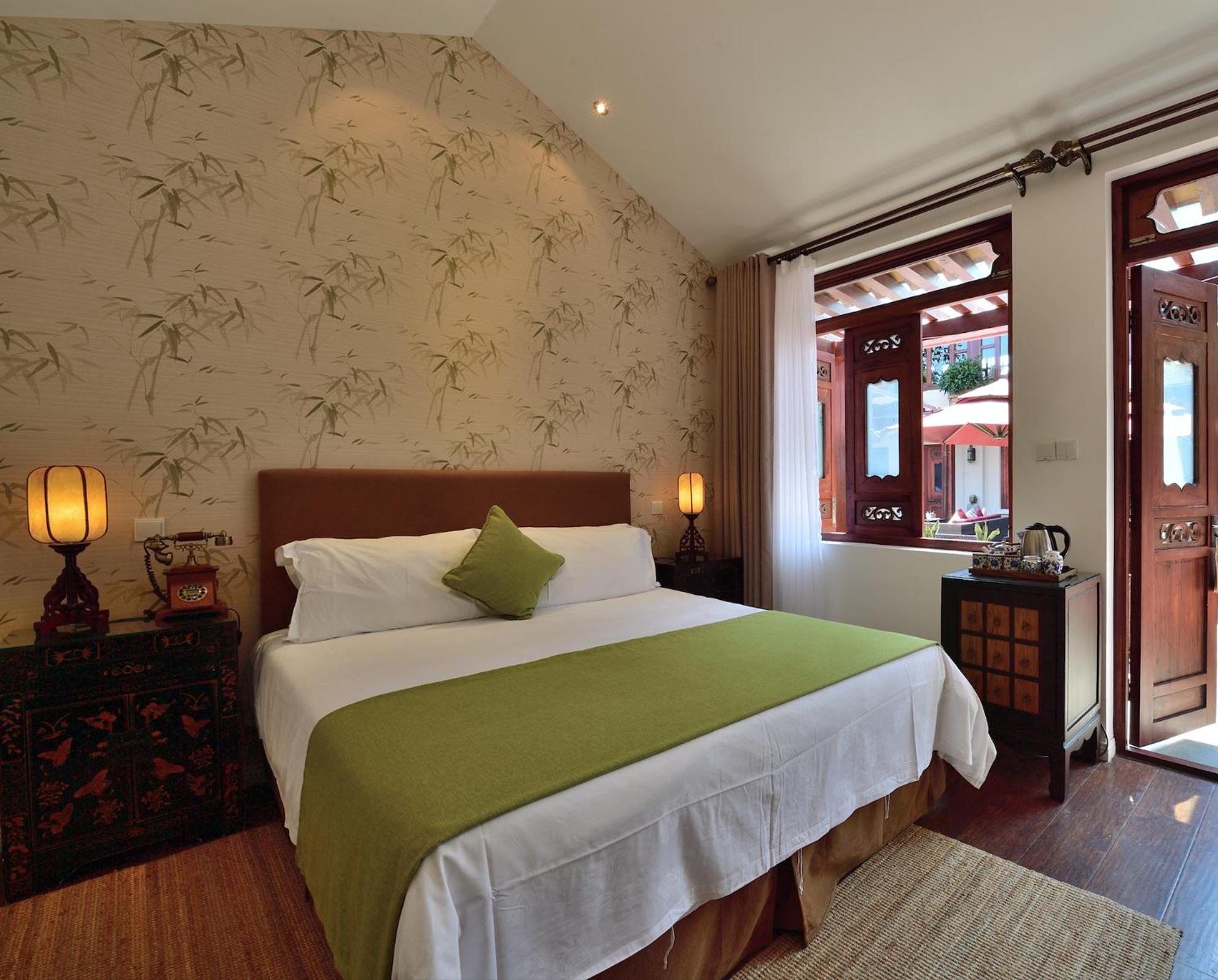Deluxe, Courtyard View