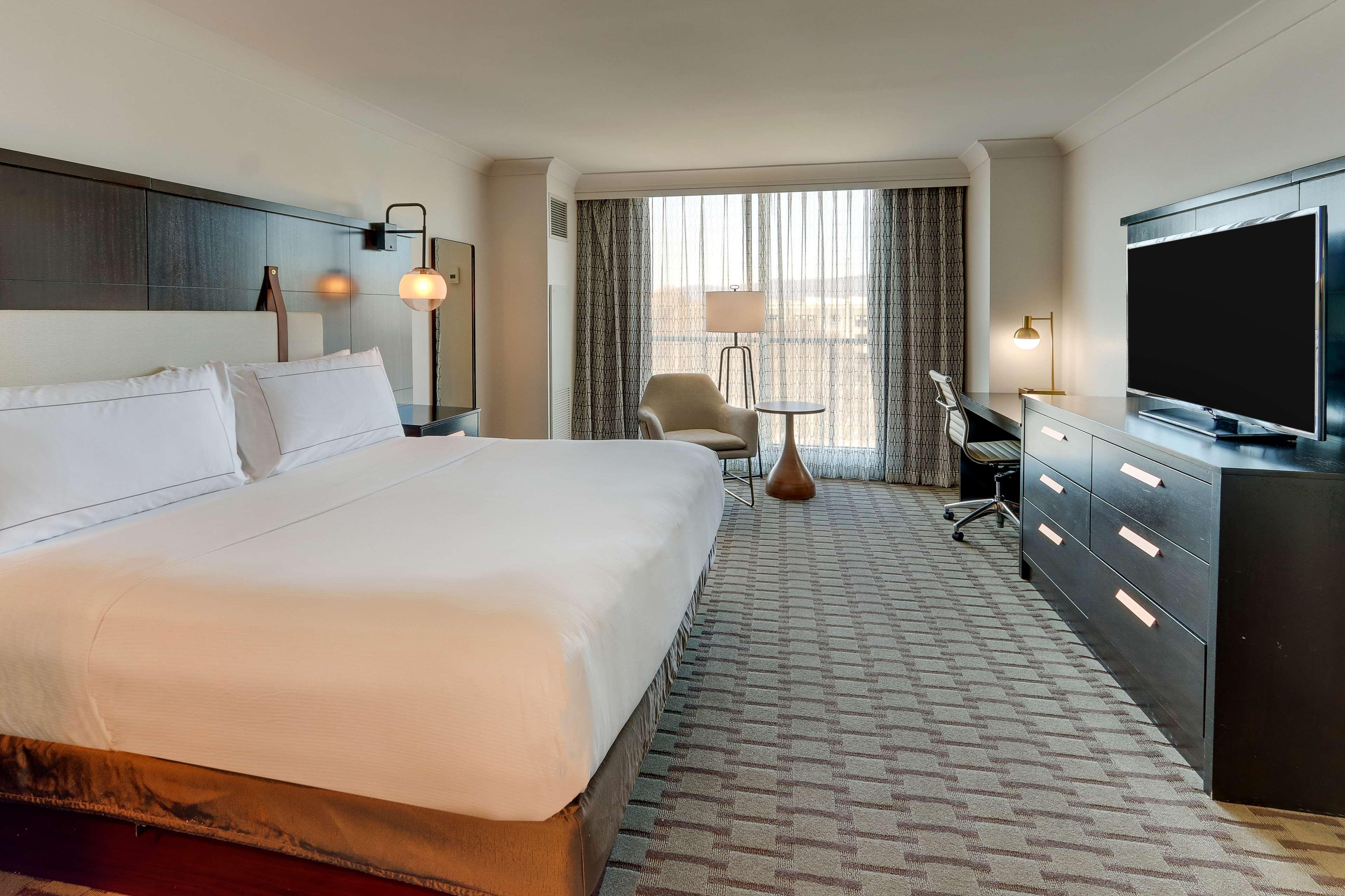 SUITE, KING BED, COURTYARD VIEW