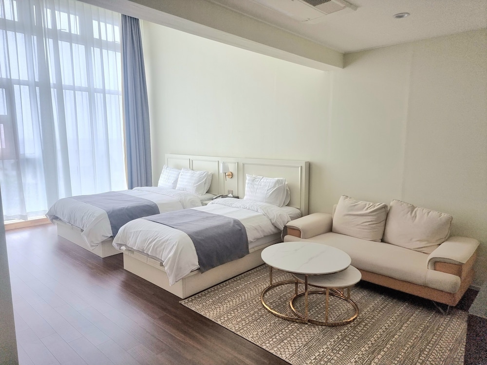 Rich Hotel 18/50