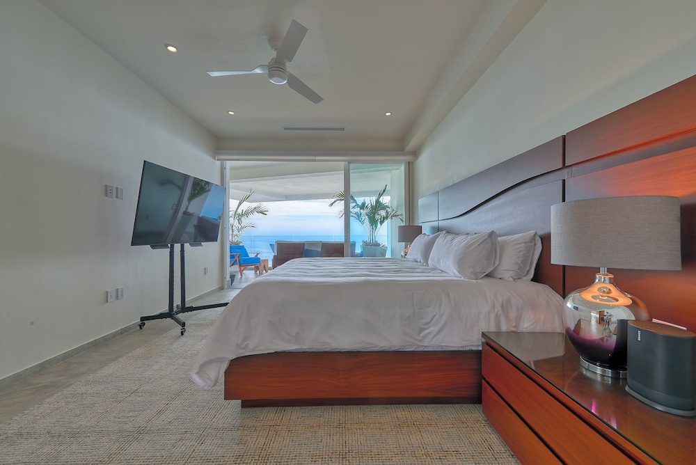 House, 4 King Beds