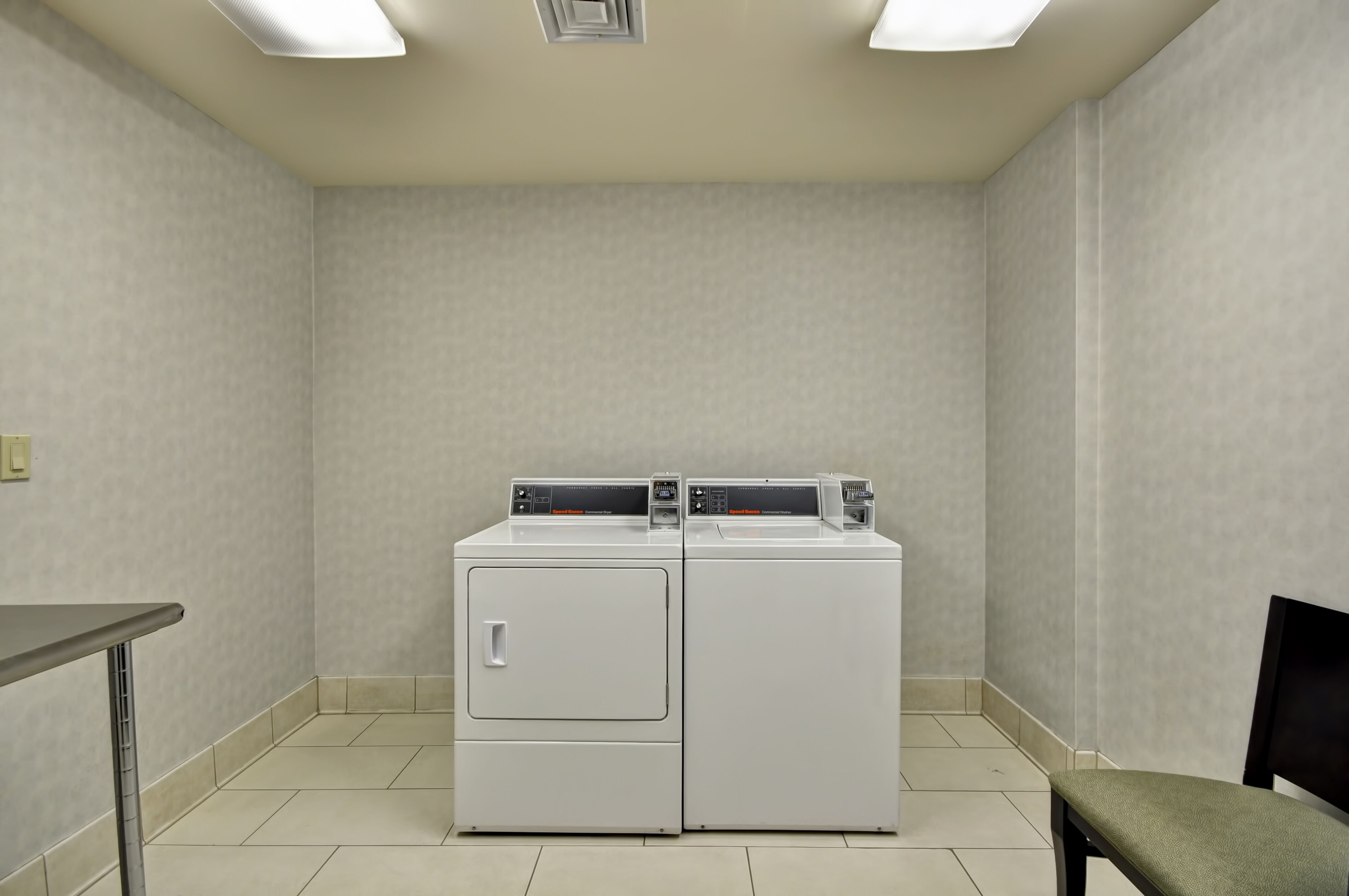Holiday Inn Express Romulus / Detroit Airport 7/46