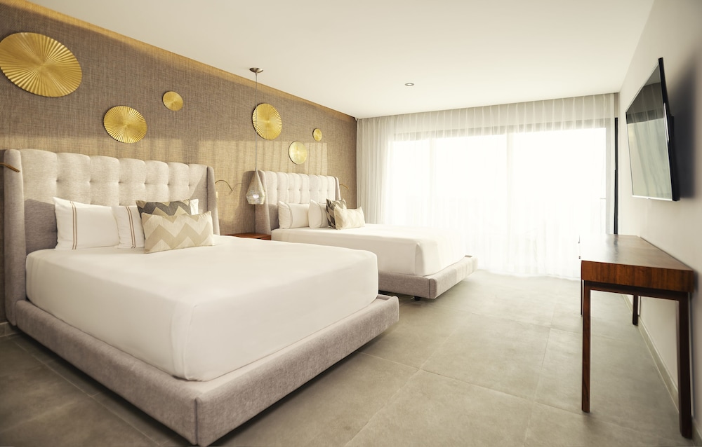 3 Bedrooms, 2 King Beds, 2 Queen Beds, Ocean Front, Sofa