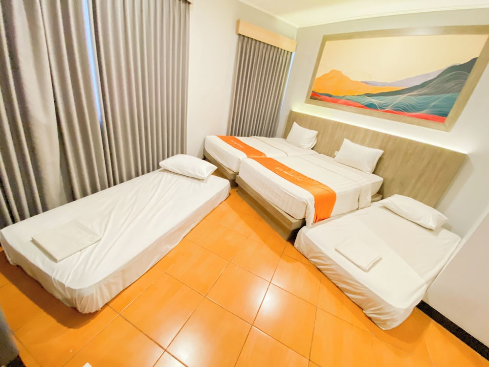 Front One Hk Resort Semarang 16/49