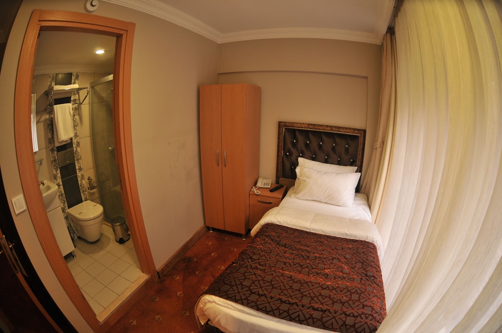 Palace Point Hotel 5/42