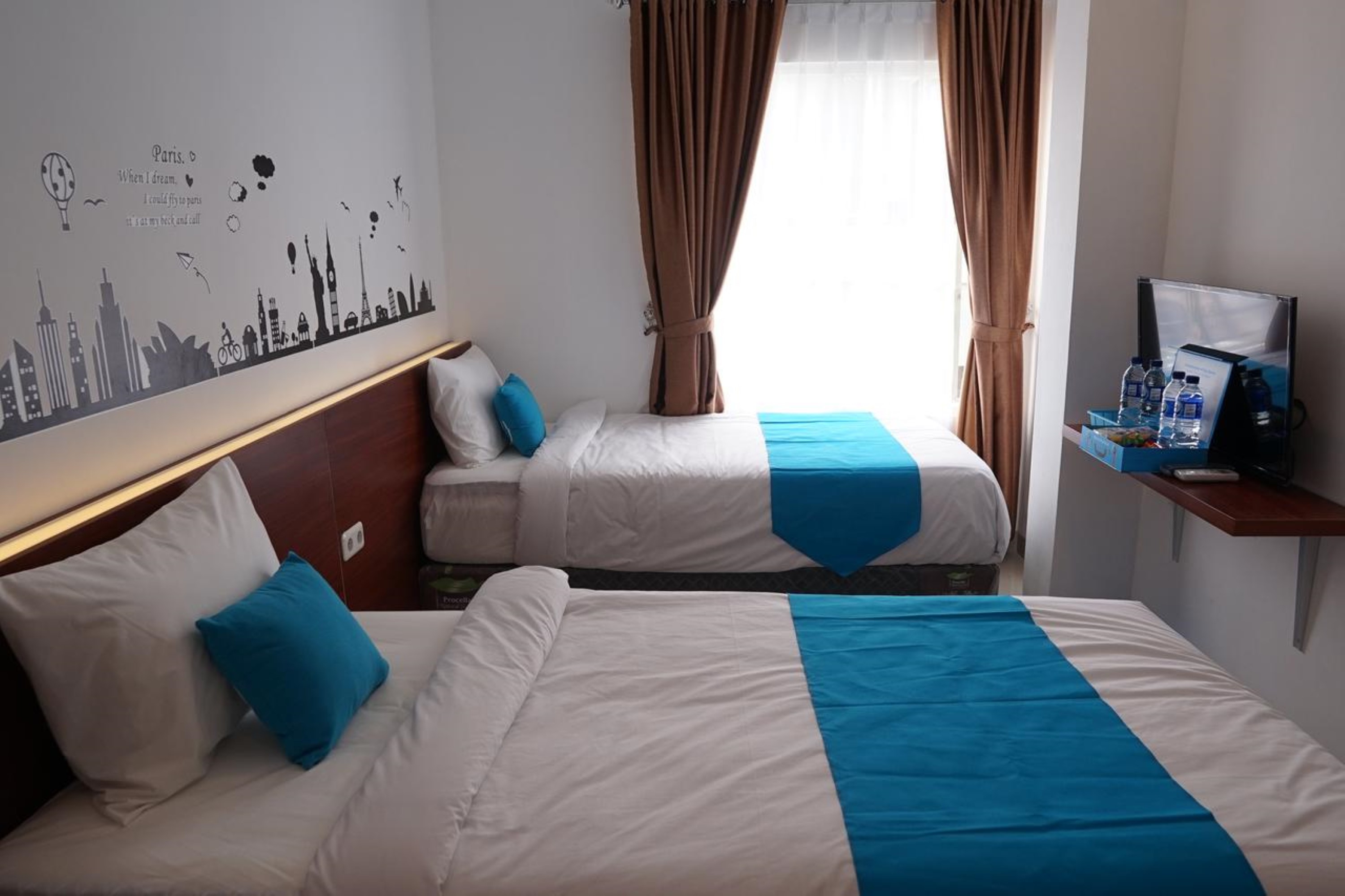 SUPERIOR, TWIN BEDS, CITY VIEW