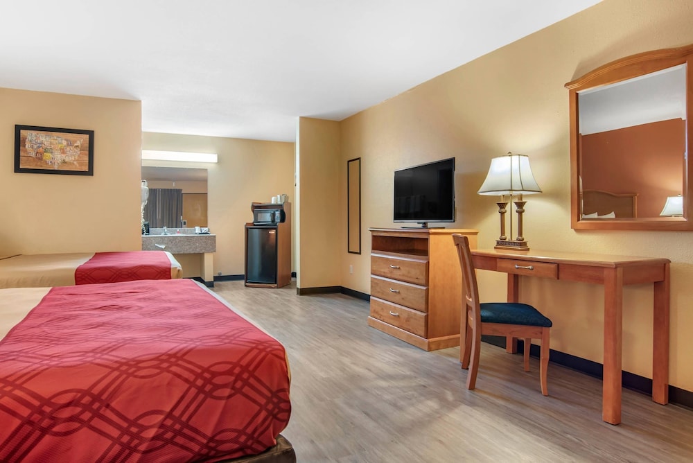 Econo Lodge Inn & Suites Evergreen 18/24