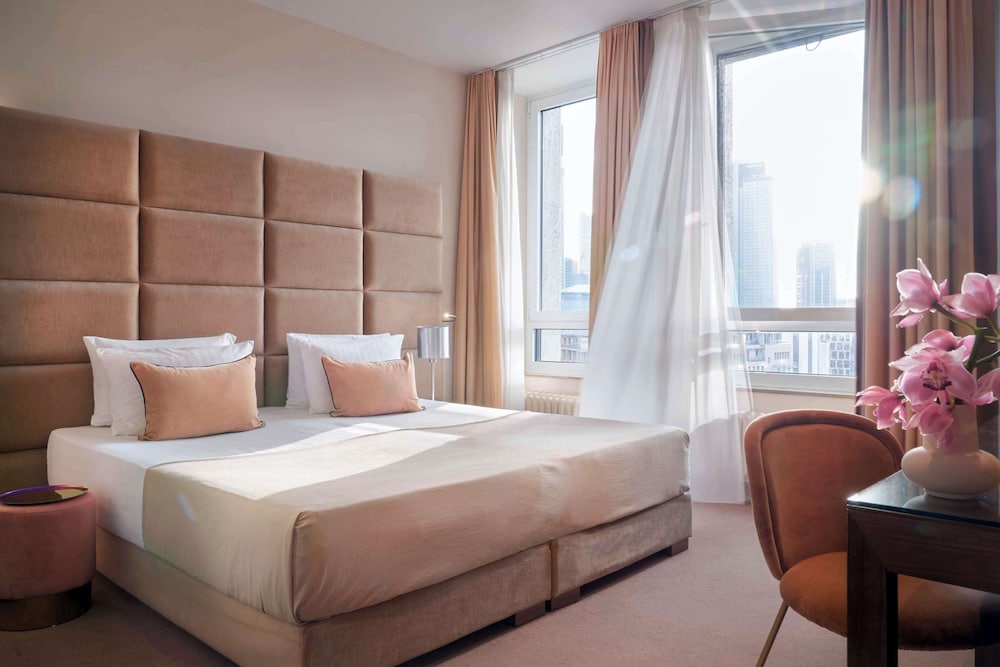 SIGNATURE, TWIN BEDS, SKYLINE VIEW