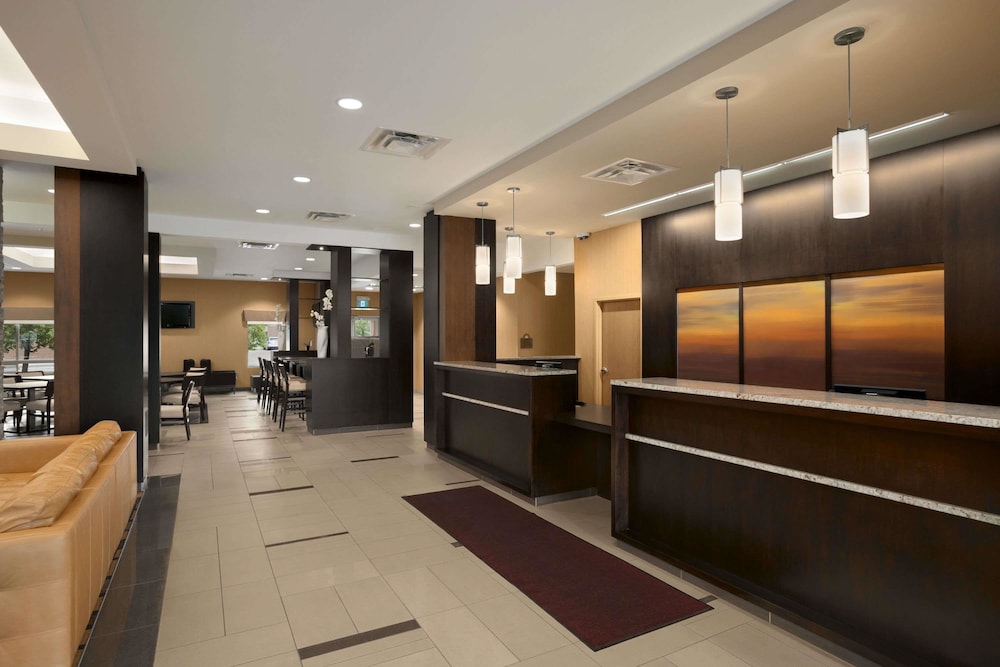 Days Inn & Suites By Wyndham Winnipeg Airport Manitoba 1/16