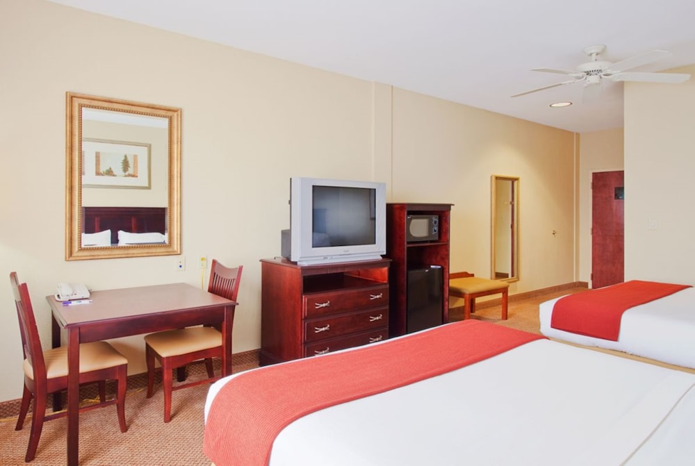 Holiday Inn Express and Suites Lucedale Hotel 23/76