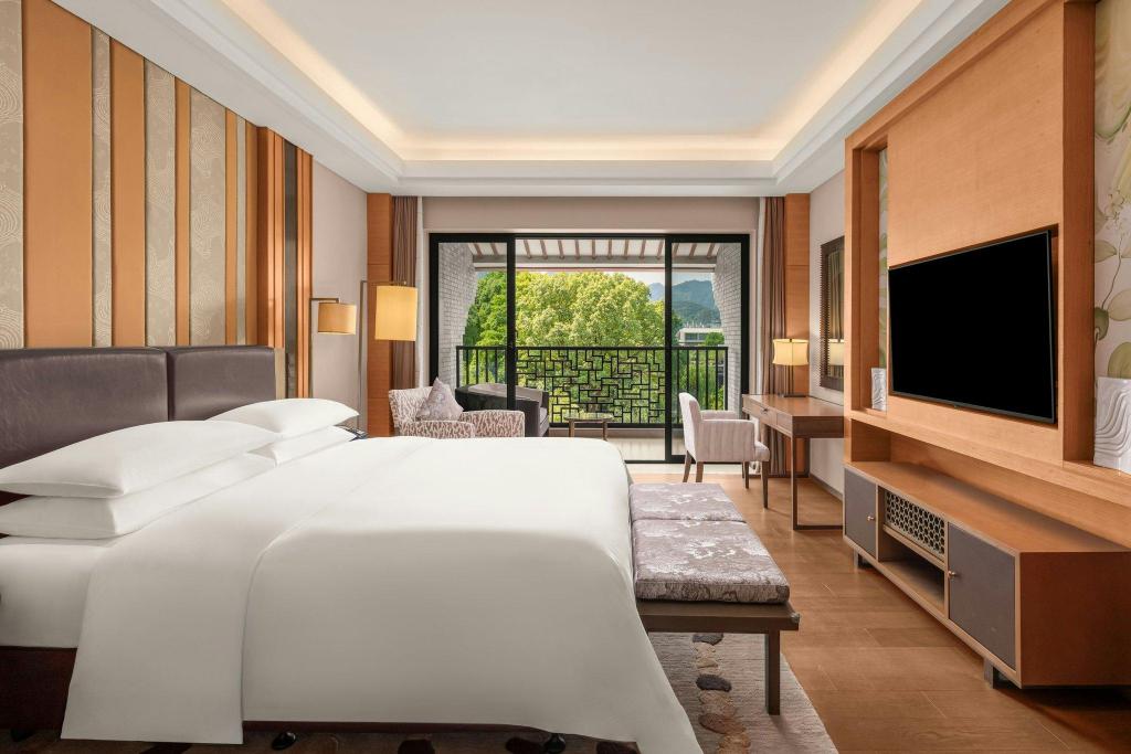Ambassador, Suite, King Bed, Garden View, Balcony, Club Lounge Access