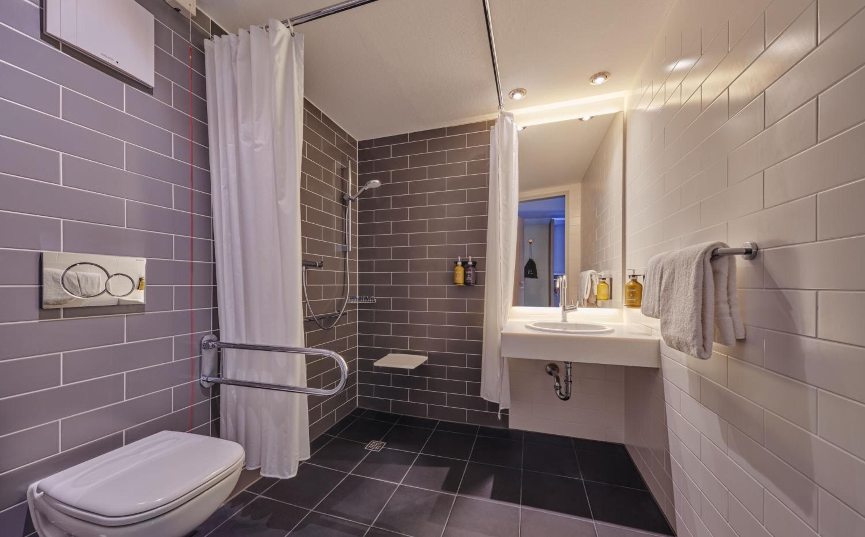 غرفة قياسية بسرير كينج وسرير كوين لذوي الإعاقة، Holiday Inn Express Dusseldorf - City North 3/4