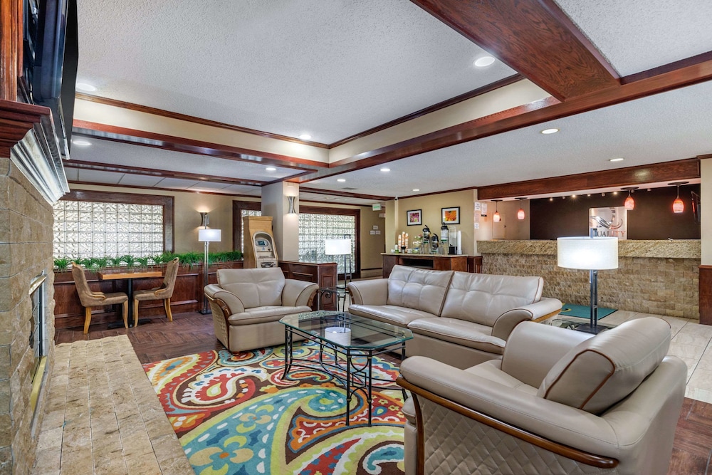 Quality Suites Addison-Dallas 31/42