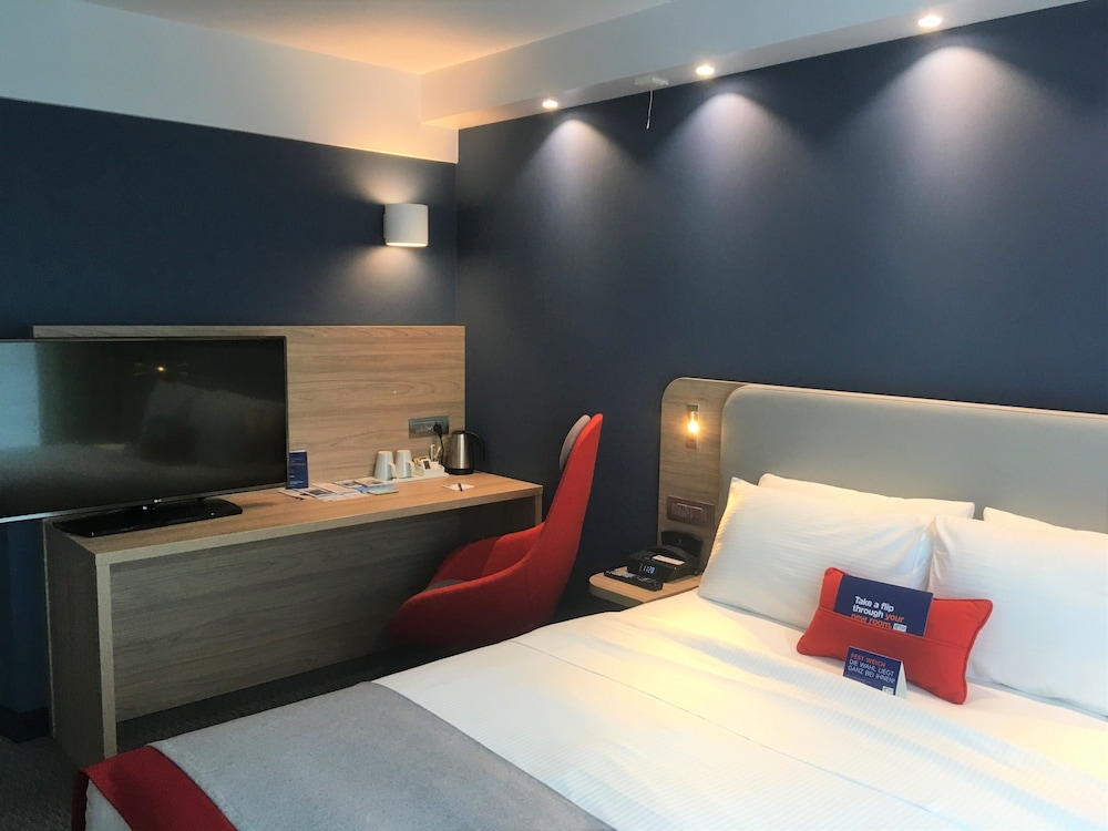 HOLIDAY INN EXPRESS ZURICH AIRPORT 22/80