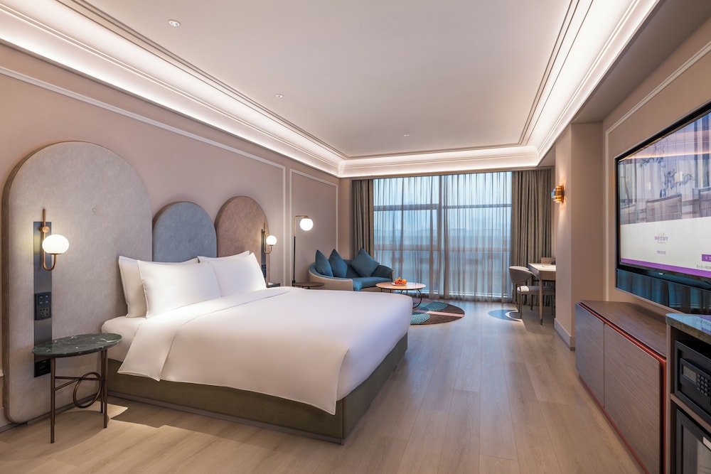 PRIVILEGE, KING BED