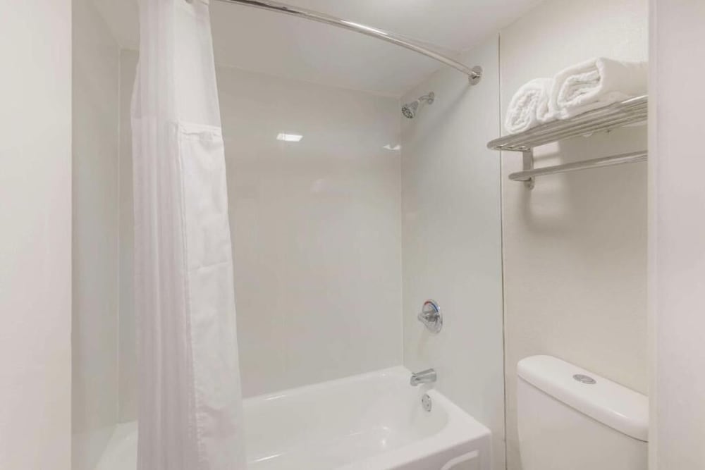 غرفة قياسية بسرير كوين، Downtown Inn & Studio Suites 6/6