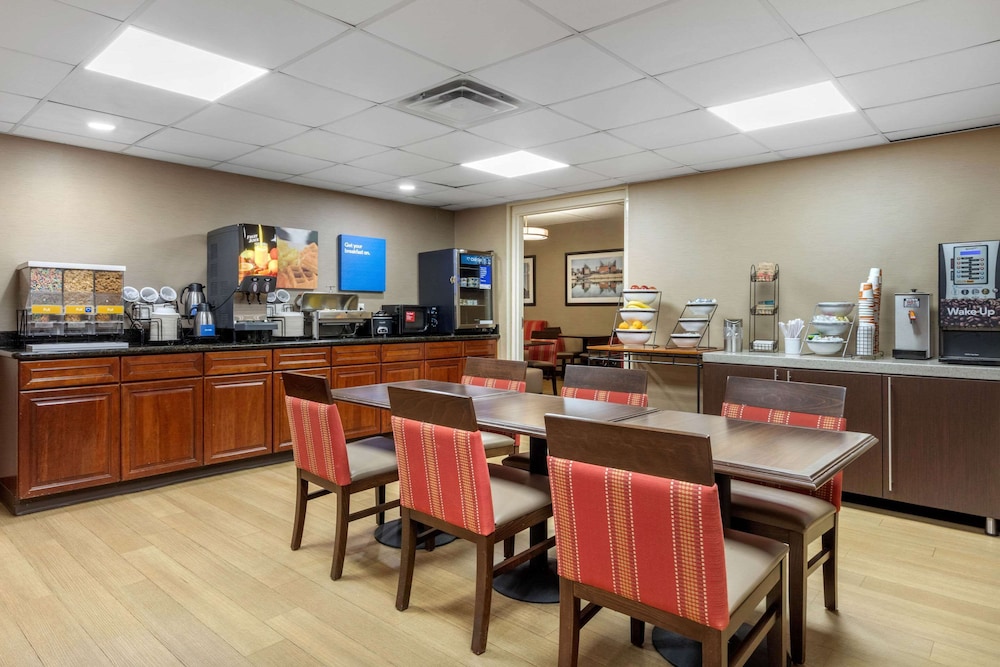 Comfort Inn & Suites Hamilton Place 29/39