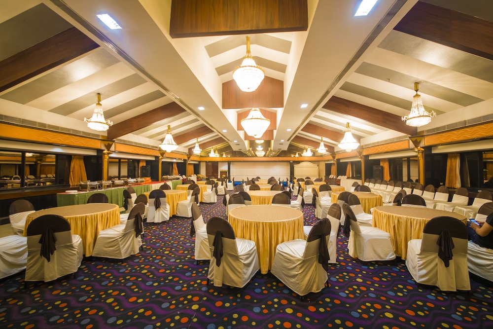 The Renai Cochin 34/43