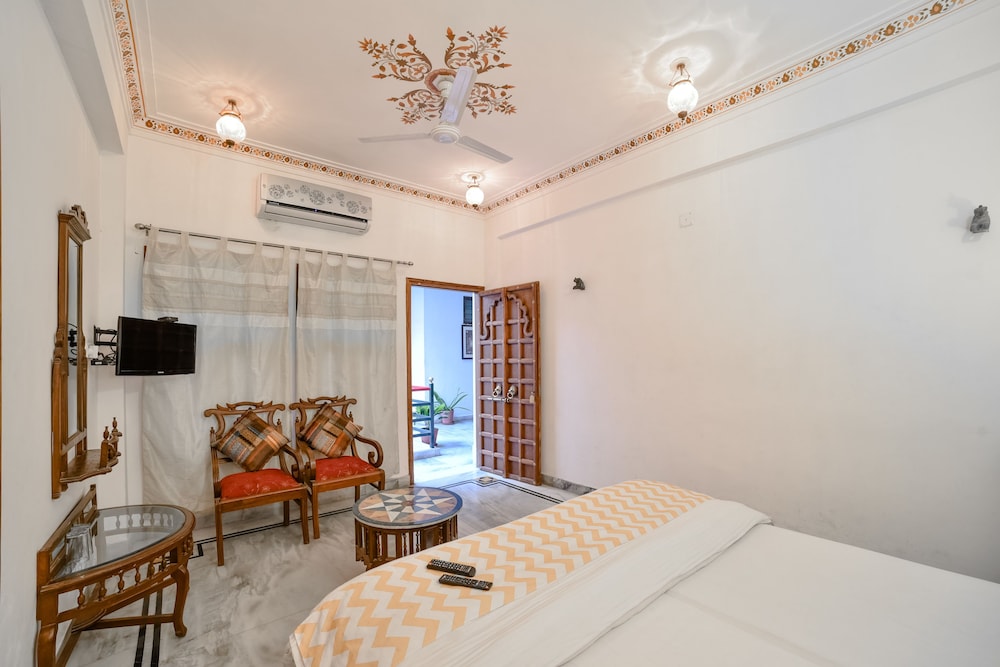 Hotal Devraj Niwas on Lake Pichola Udaipur 31/50
