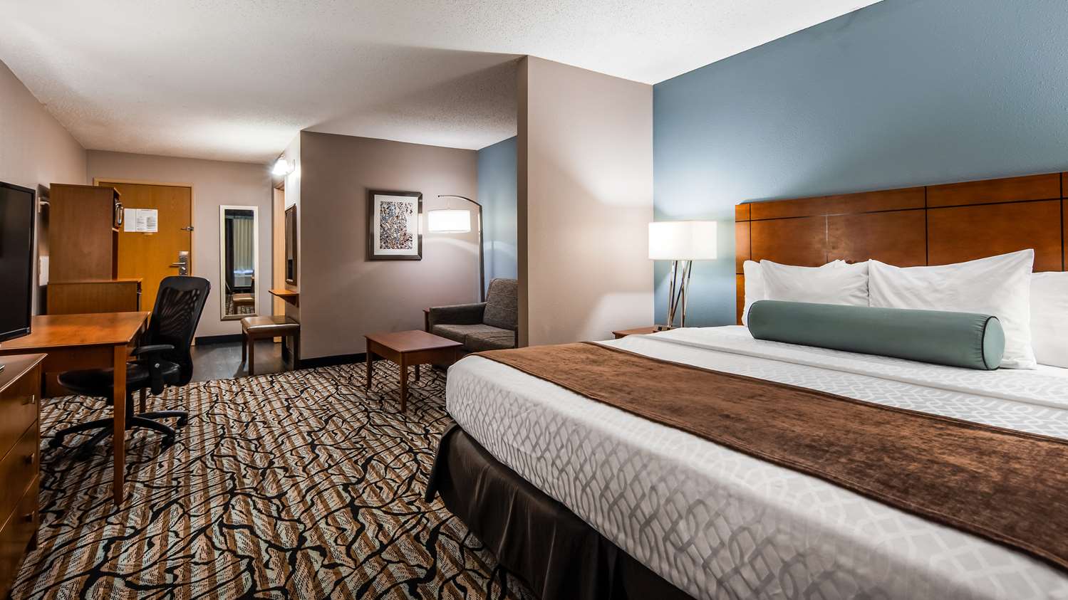 Suite, King Bed, Sofa, Accessible
