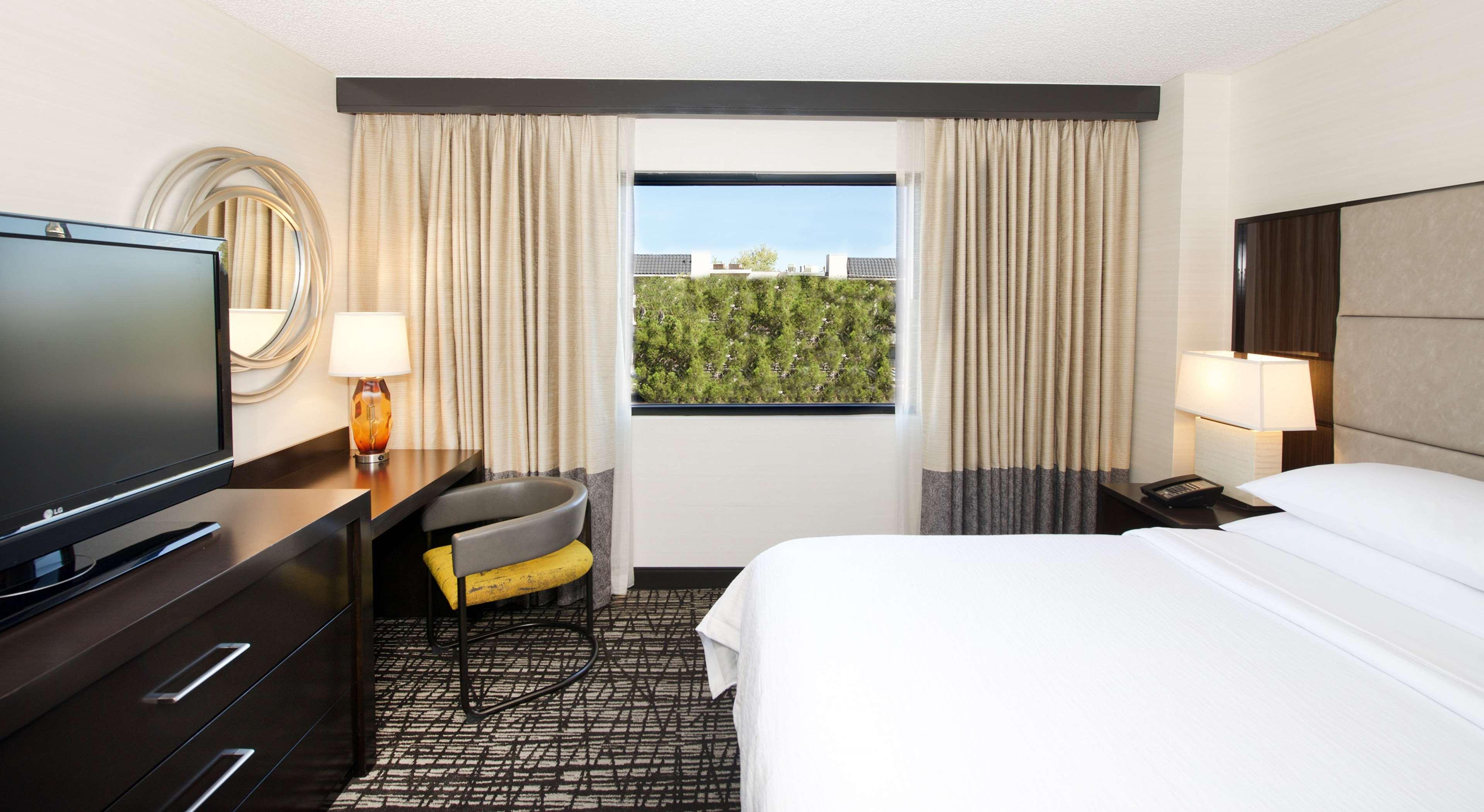 1 BEDROOM, SUITE, KING BED, ACCESSIBLE