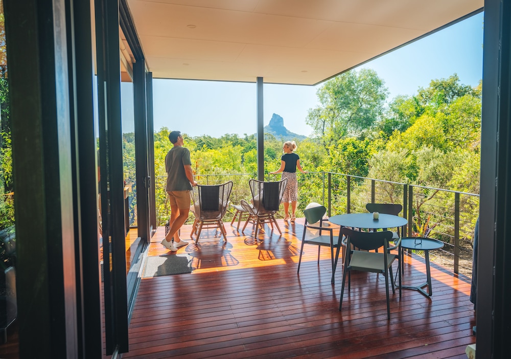 GLASS ON GLASSHOUSE AND THE LOOKOUT CAFE 16/66