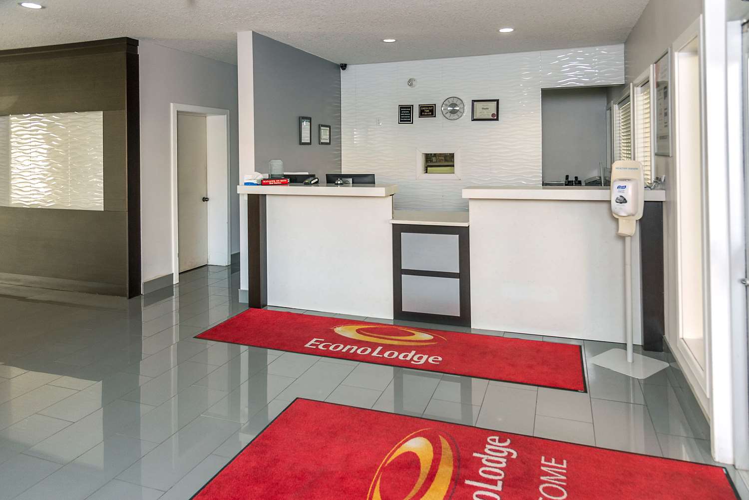 Econo Lodge Inn & Suites Medicine Hat Highway 1 2/14