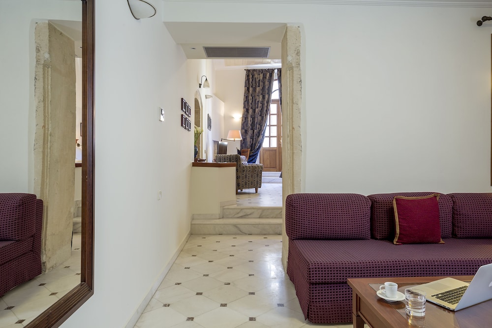 Casa Delfino Suites 70/93