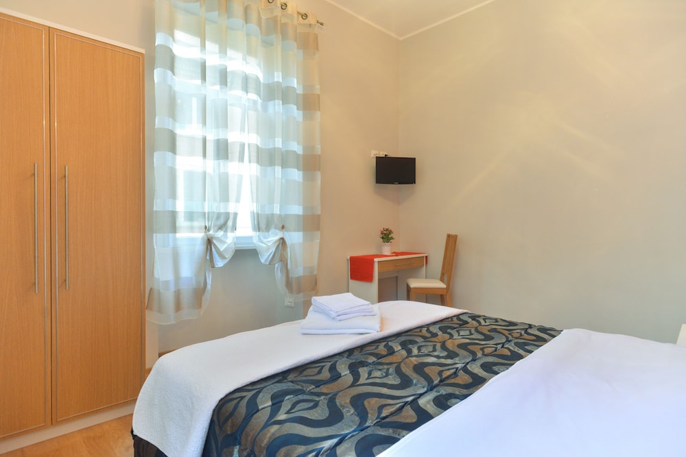 DELUXE, DOUBLE BED
