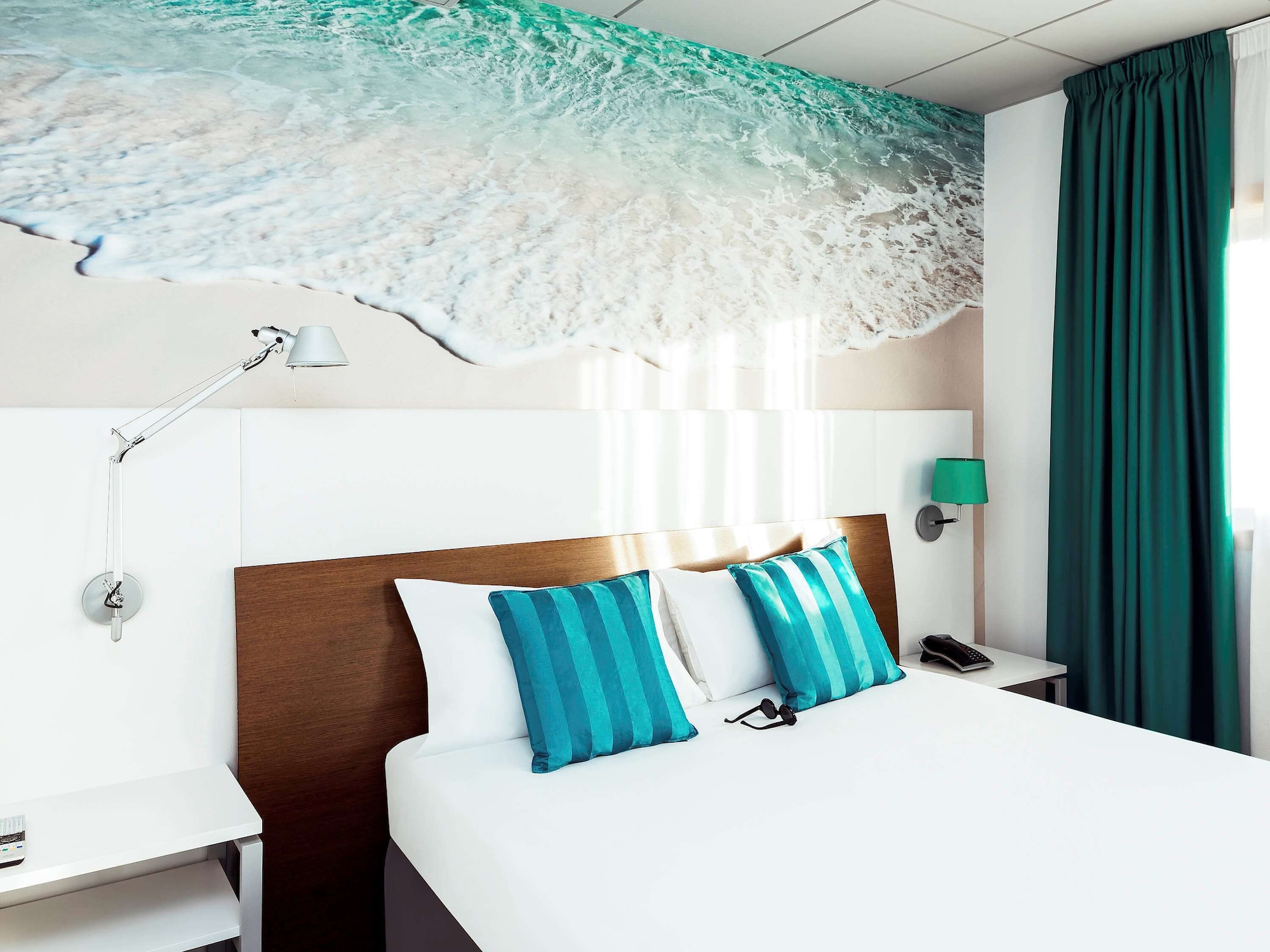 ROOM, DOUBLE BED