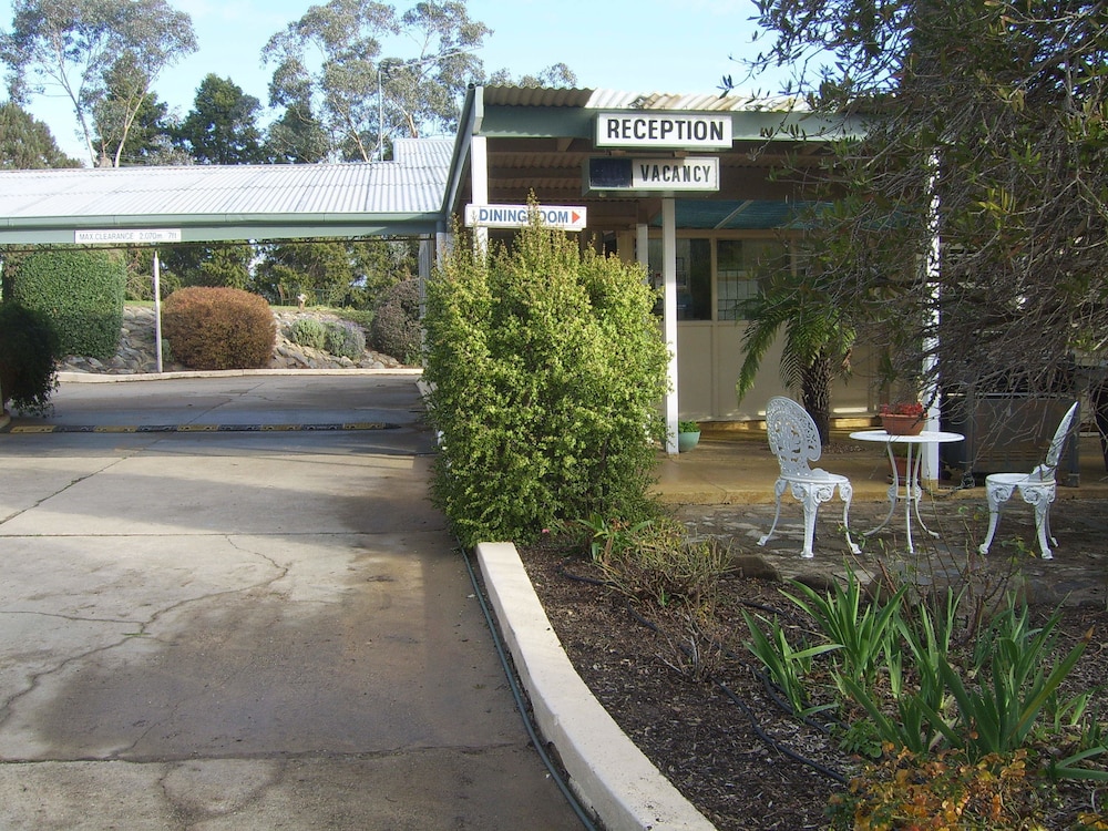 Garden Motor Inn 67/71