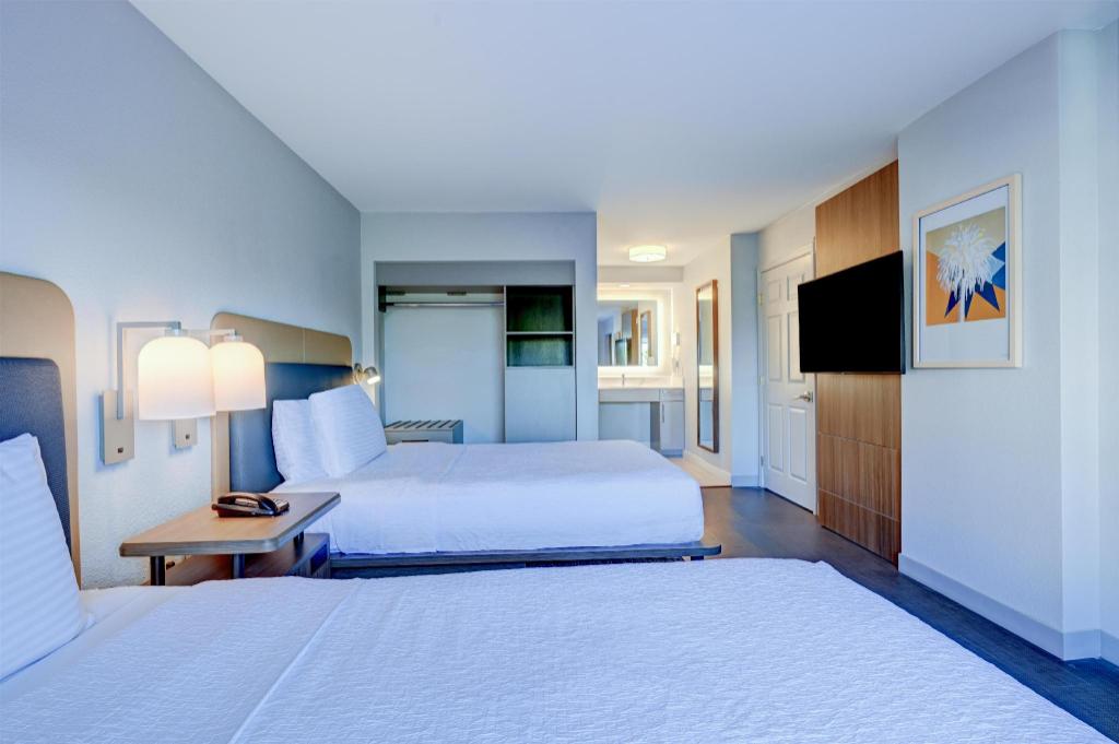 2 Bedrooms, Suite, 2 Queen Beds, 2 Bathrooms, Sofa