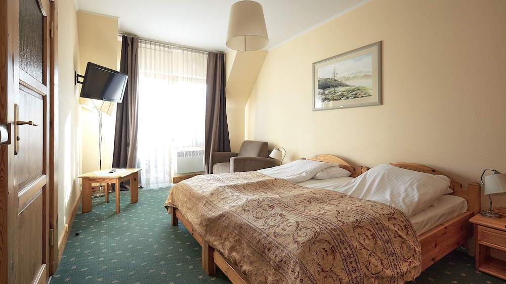 ROOM, TWIN BEDS