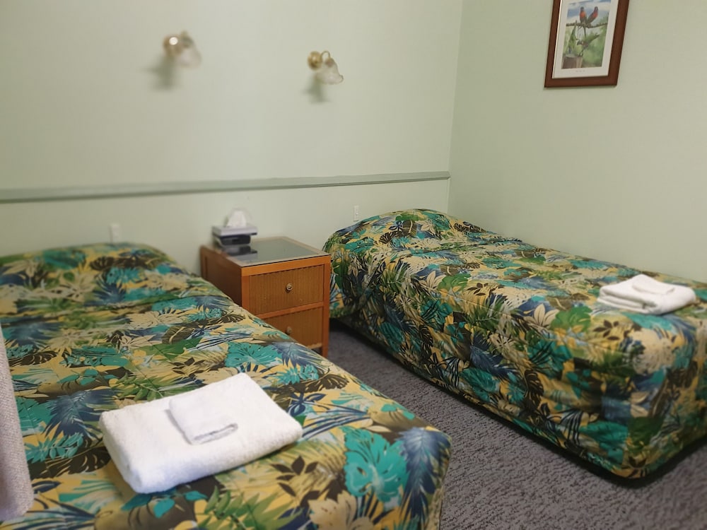 LAKE FORBES MOTEL 32/44