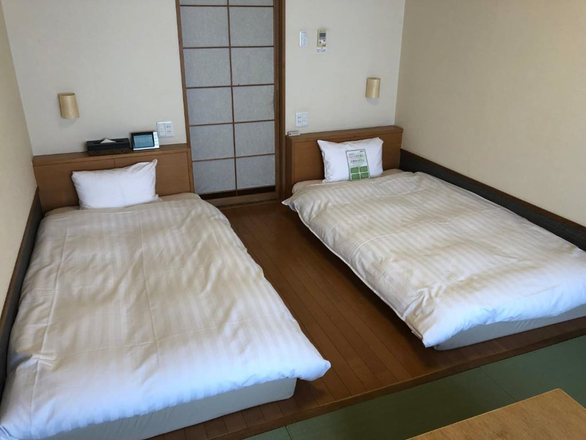 JAPANESE, MODERATE, TWIN BEDS