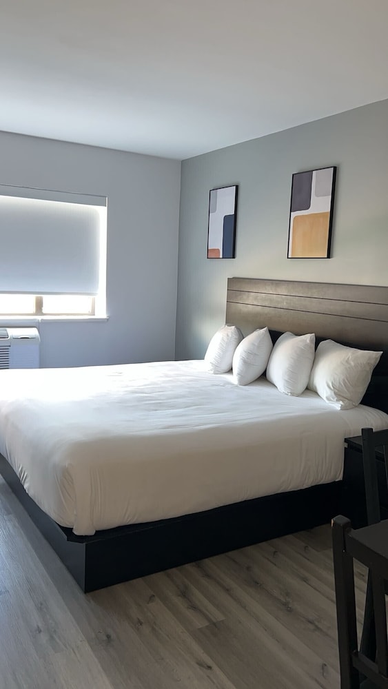 SUPERIOR, KING BED, KITCHENETTE