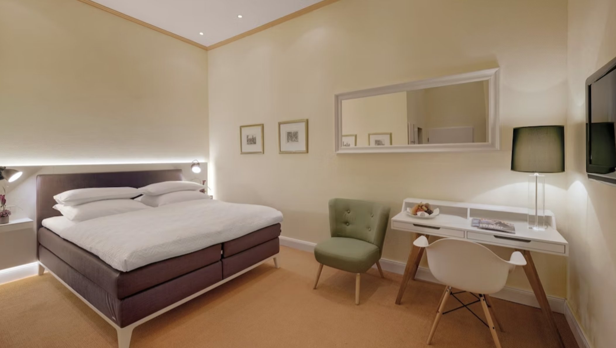 Courtyard, Classic, Double Bed