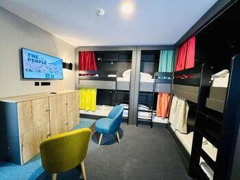 PRIVATE, MIXED DORM, 6 PEOPLE, PRIVATE BATHROOM