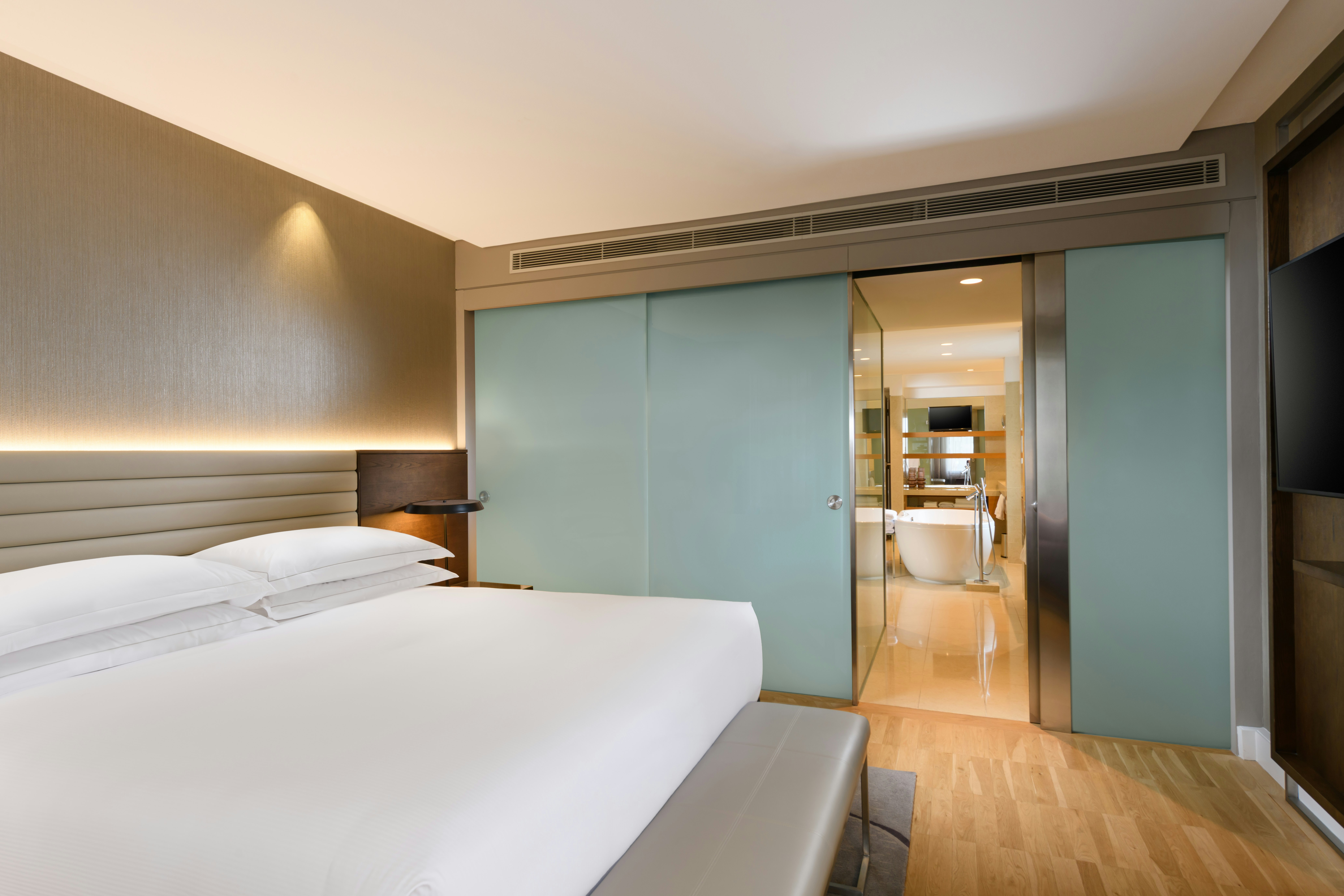 MASTER, SUITE, KING BED